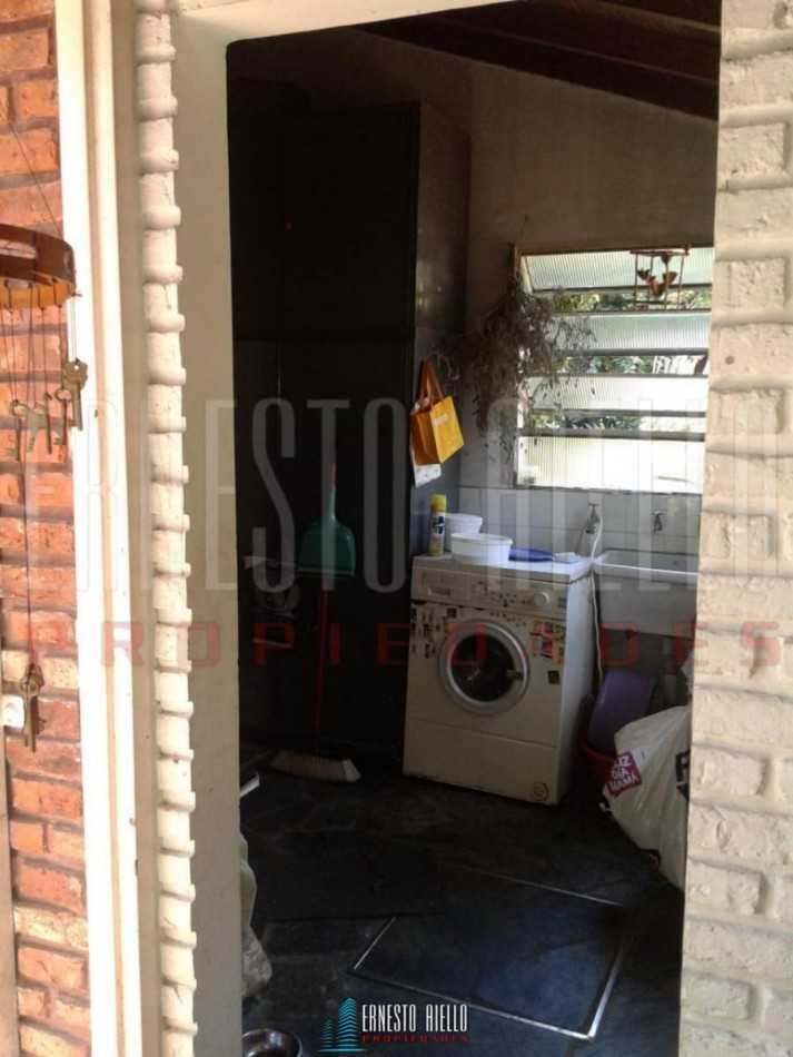 VENTA AMPLIO CHALET 5 AMBIENTES , BERNAL CENTRO.