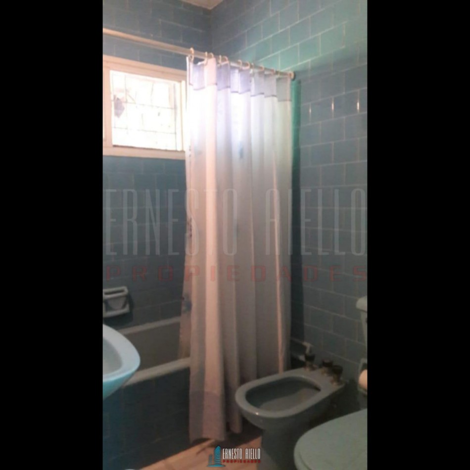 VENTA AMPLIO CHALET 5 AMBIENTES , BERNAL CENTRO.