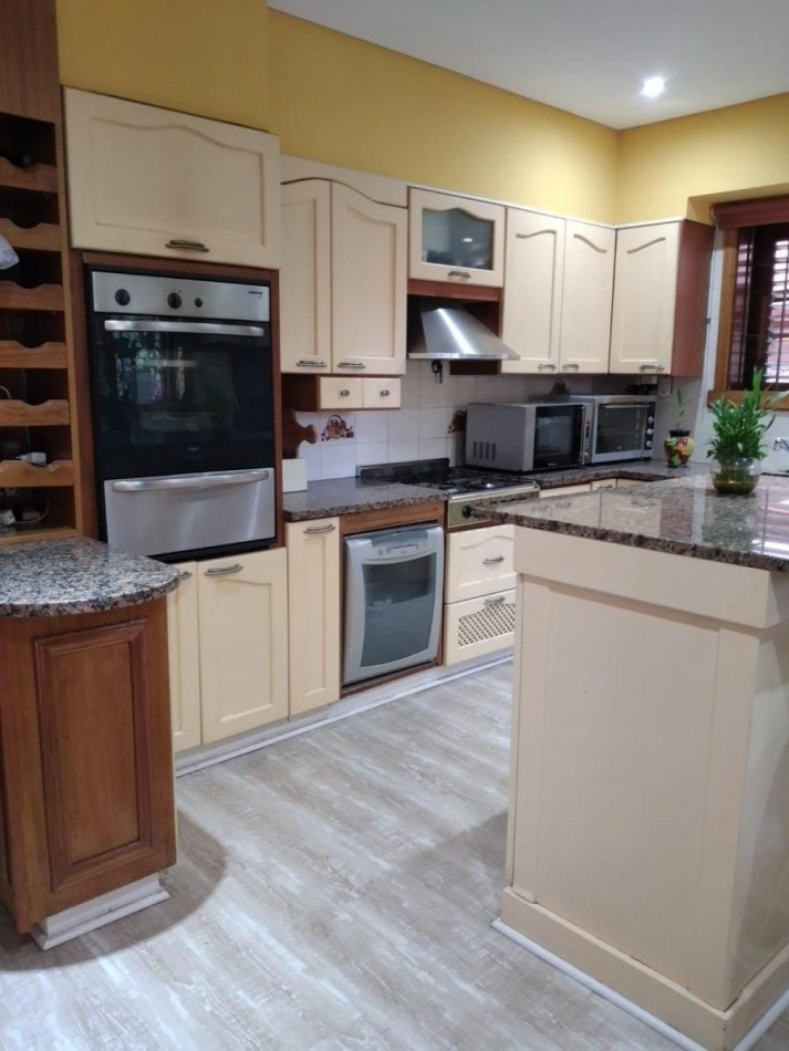 VENTA CHALET 6 AMBIENTES CON PILETA, EZPELETA ESTE.  