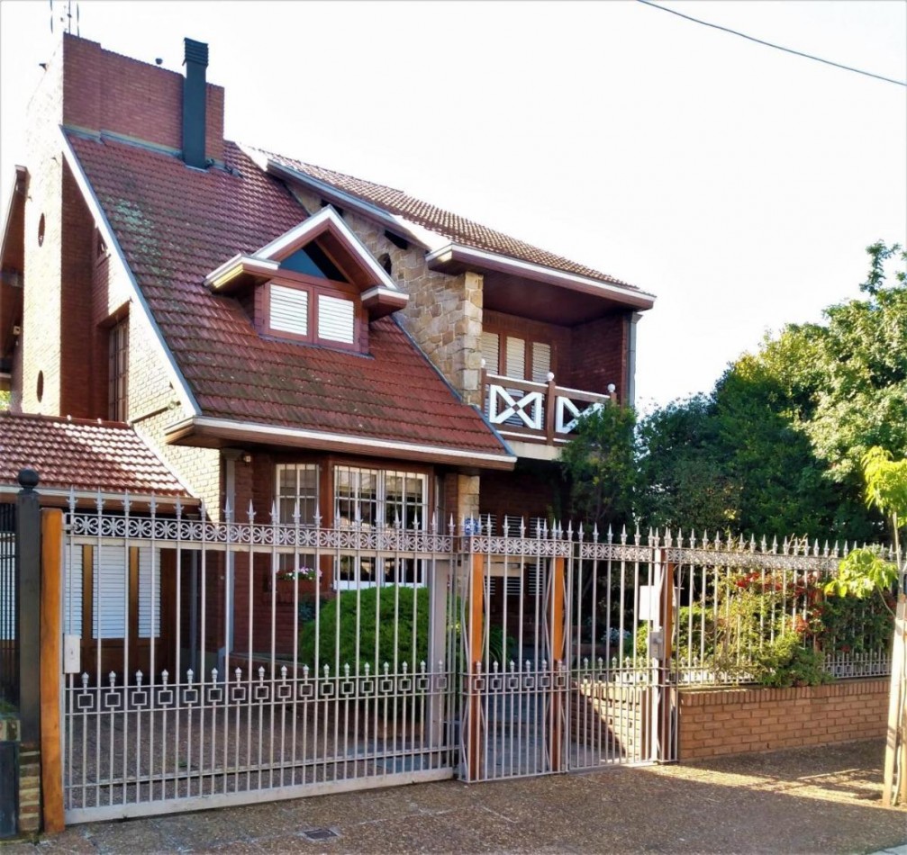 VENTA CHALET 6 AMBIENTES CON PILETA, EZPELETA ESTE.  