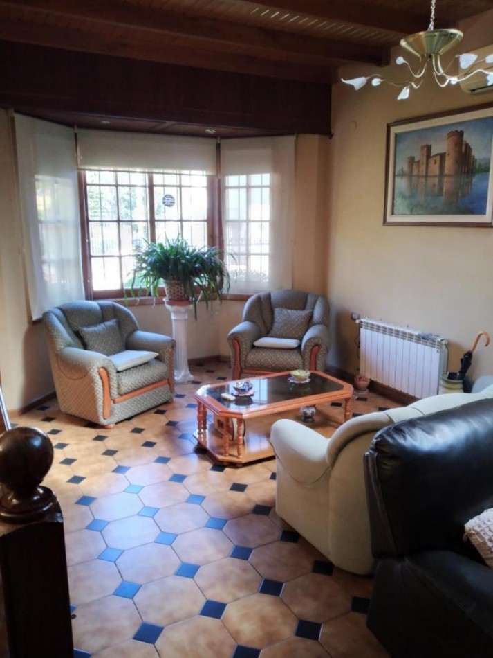 VENTA CHALET 6 AMBIENTES CON PILETA, EZPELETA ESTE.  