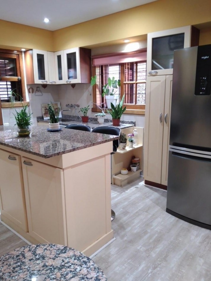 VENTA CHALET 6 AMBIENTES CON PILETA, EZPELETA ESTE.  