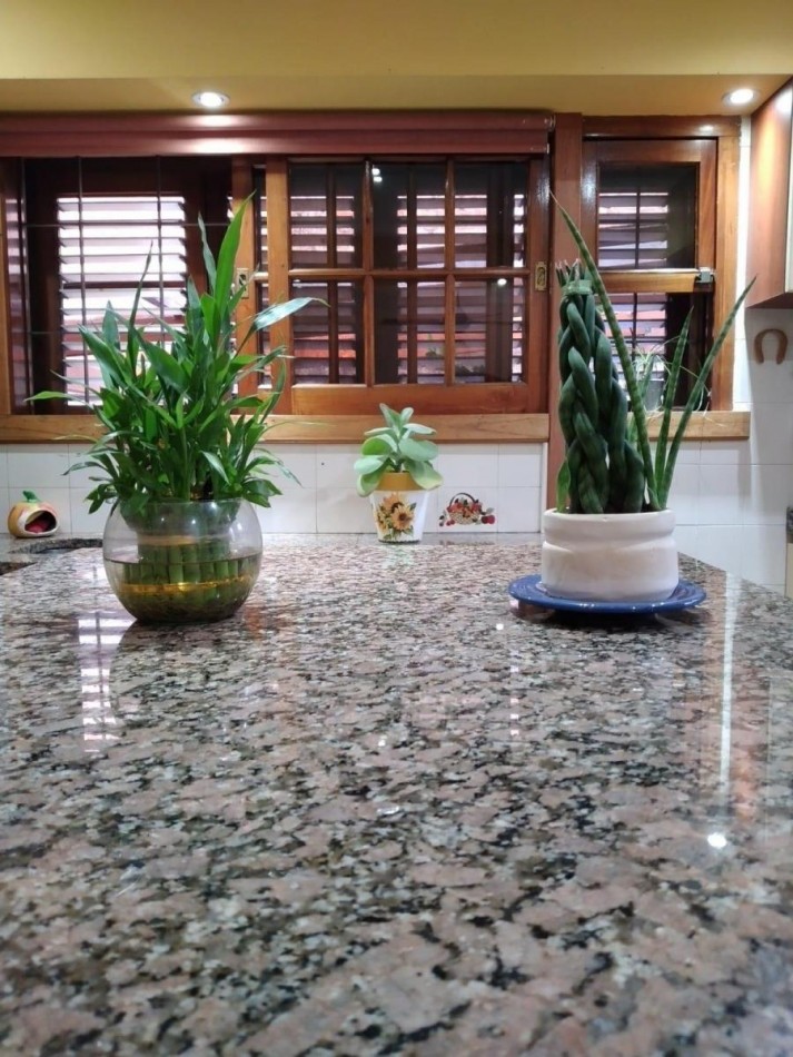 VENTA CHALET 6 AMBIENTES CON PILETA, EZPELETA ESTE.  