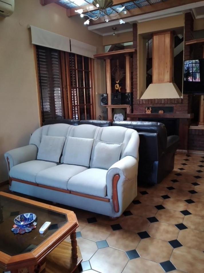 VENTA CHALET 6 AMBIENTES CON PILETA, EZPELETA ESTE.  