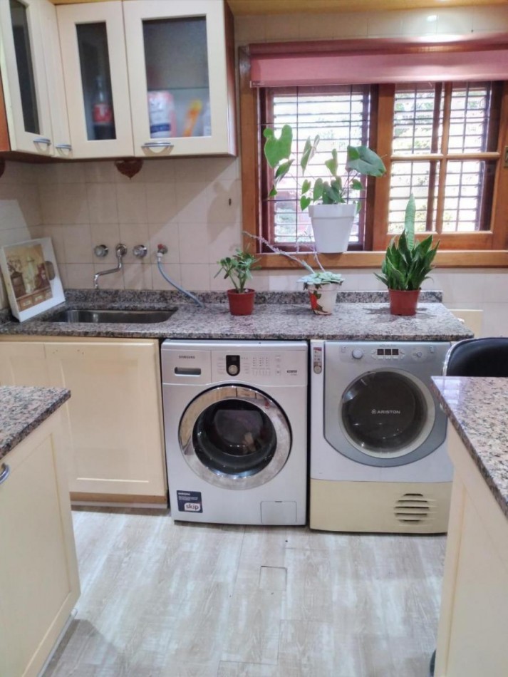 VENTA CHALET 6 AMBIENTES CON PILETA, EZPELETA ESTE.  