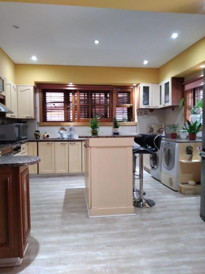 VENTA CHALET 6 AMBIENTES CON PILETA, EZPELETA ESTE.  