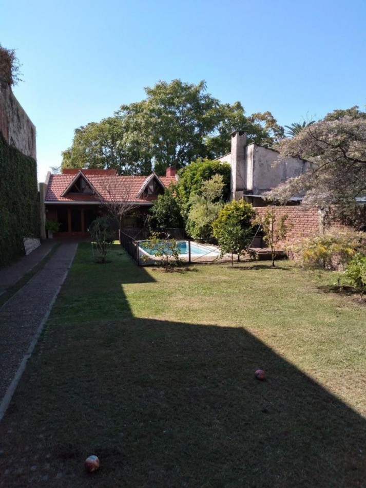 VENTA CHALET 6 AMBIENTES CON PILETA, EZPELETA ESTE.  