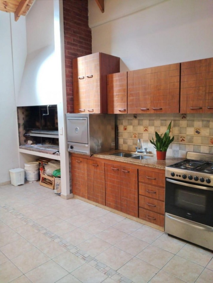 VENTA CHALET 6 AMBIENTES CON PILETA, EZPELETA ESTE.  