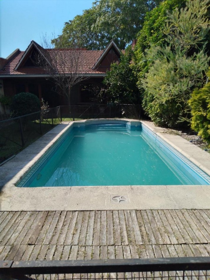 VENTA CHALET 6 AMBIENTES CON PILETA, EZPELETA ESTE.  