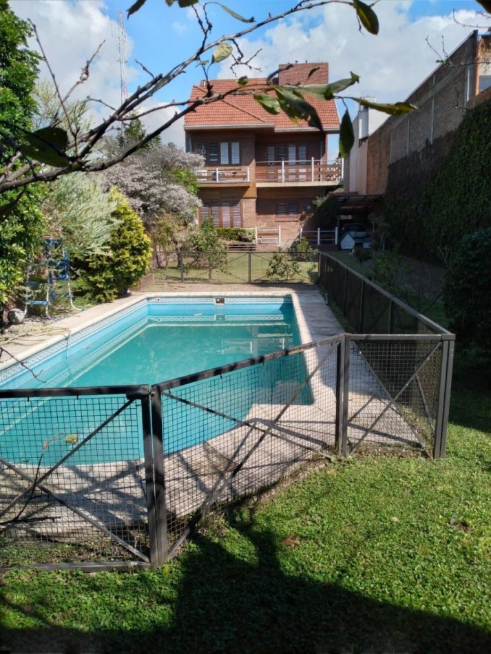 VENTA CHALET 6 AMBIENTES CON PILETA, EZPELETA ESTE.  