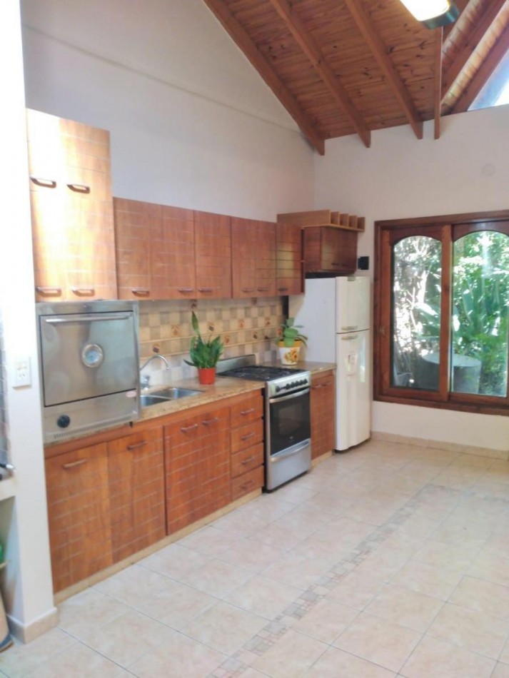 VENTA CHALET 6 AMBIENTES CON PILETA, EZPELETA ESTE.  