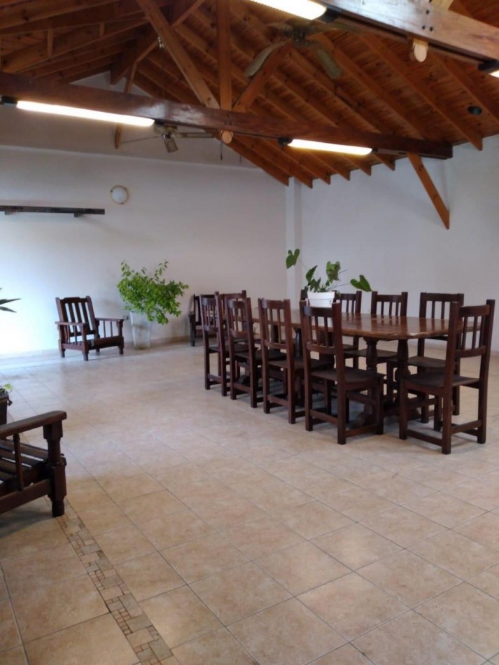 VENTA CHALET 6 AMBIENTES CON PILETA, EZPELETA ESTE.  