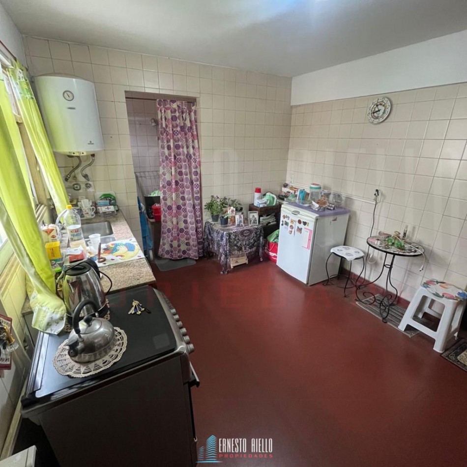 VENTA SEMIPISO DE 2 AMBIENTES CON BALCON EN QUILMES CENTRO.