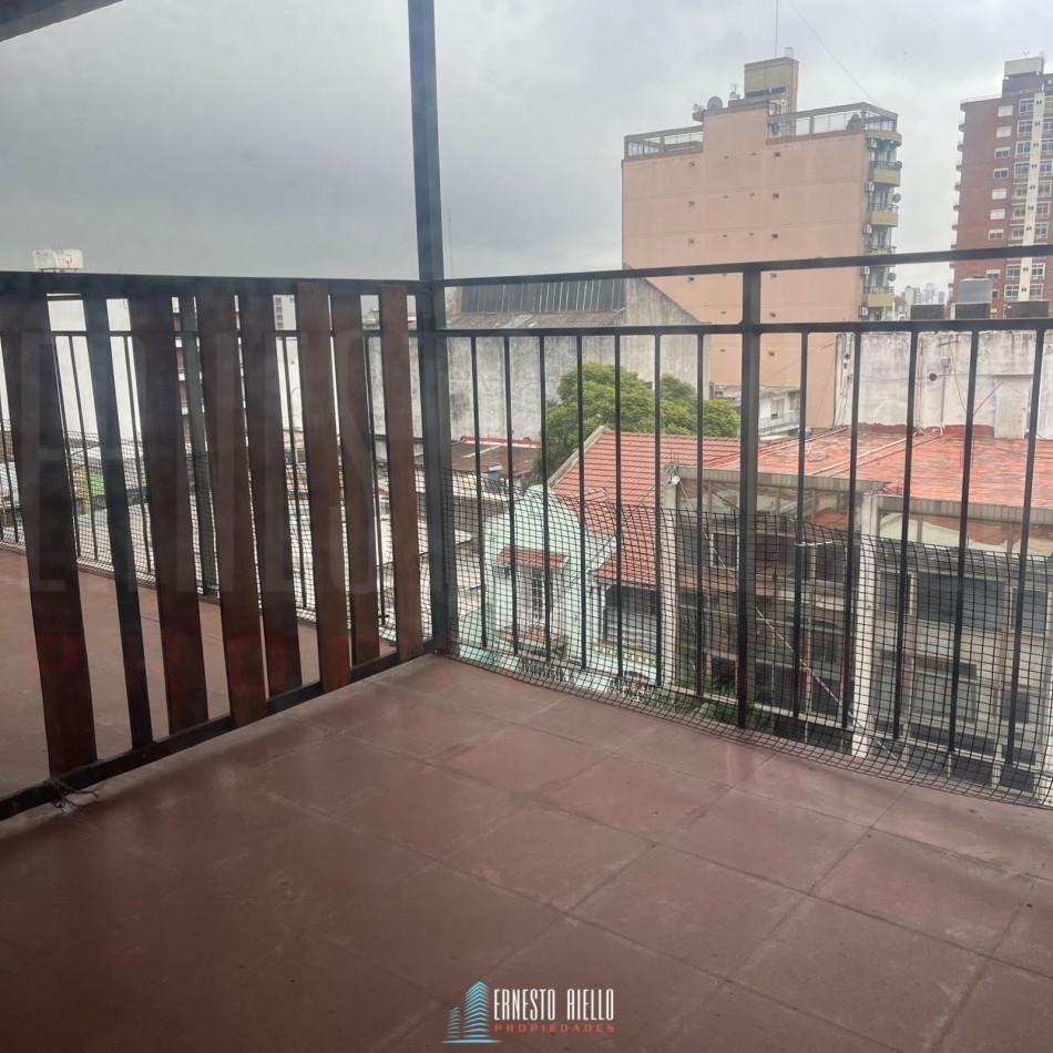 VENTA SEMIPISO DE 2 AMBIENTES CON BALCON EN QUILMES CENTRO.