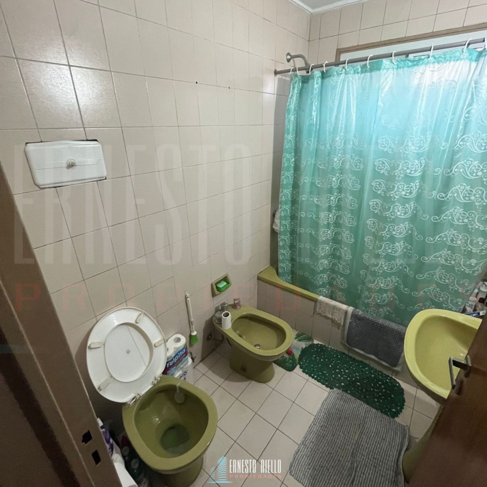 VENTA SEMIPISO DE 2 AMBIENTES CON BALCON EN QUILMES CENTRO.