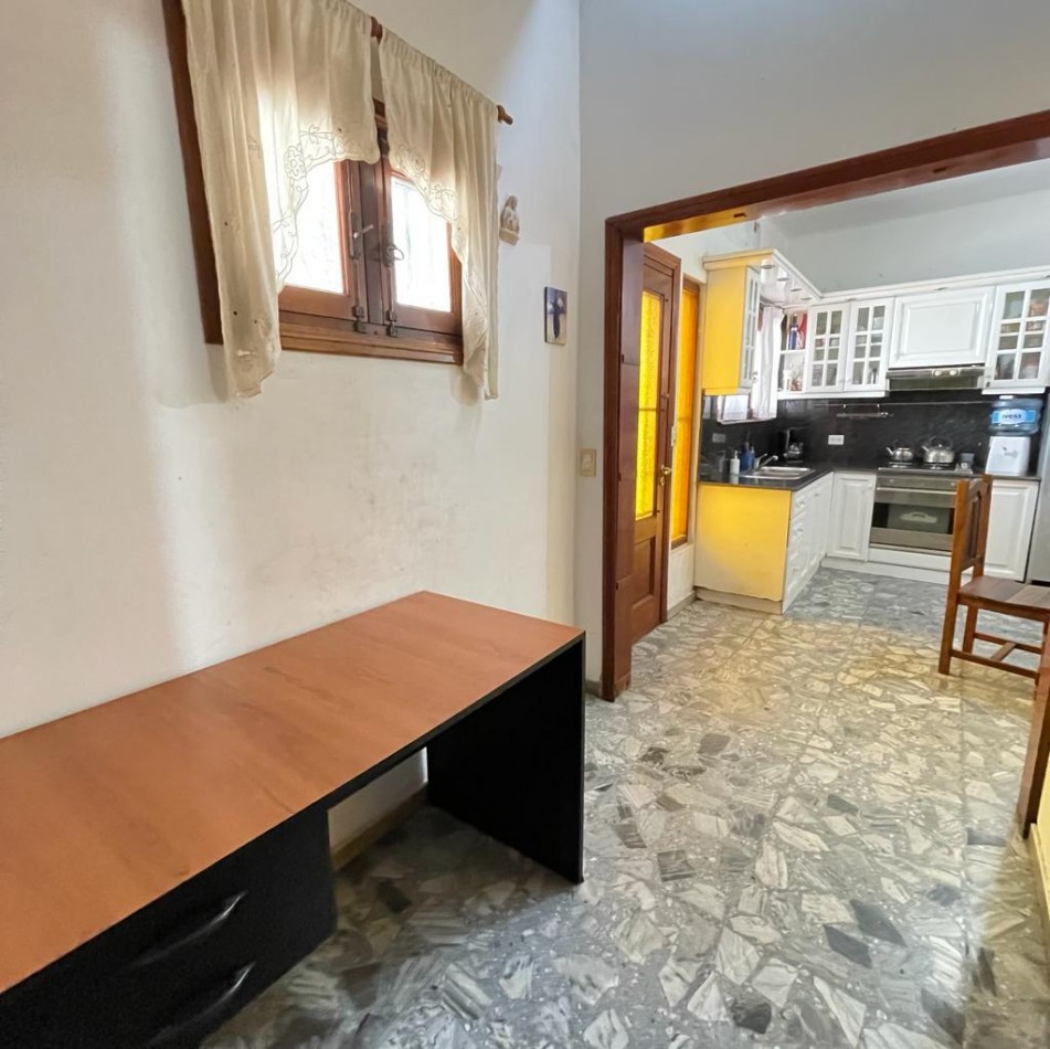 VENTA CASA 4 AMBIENTES CON QUINCHO, PILETA Y GARAGE, QUILMES OESTE CENTRO.