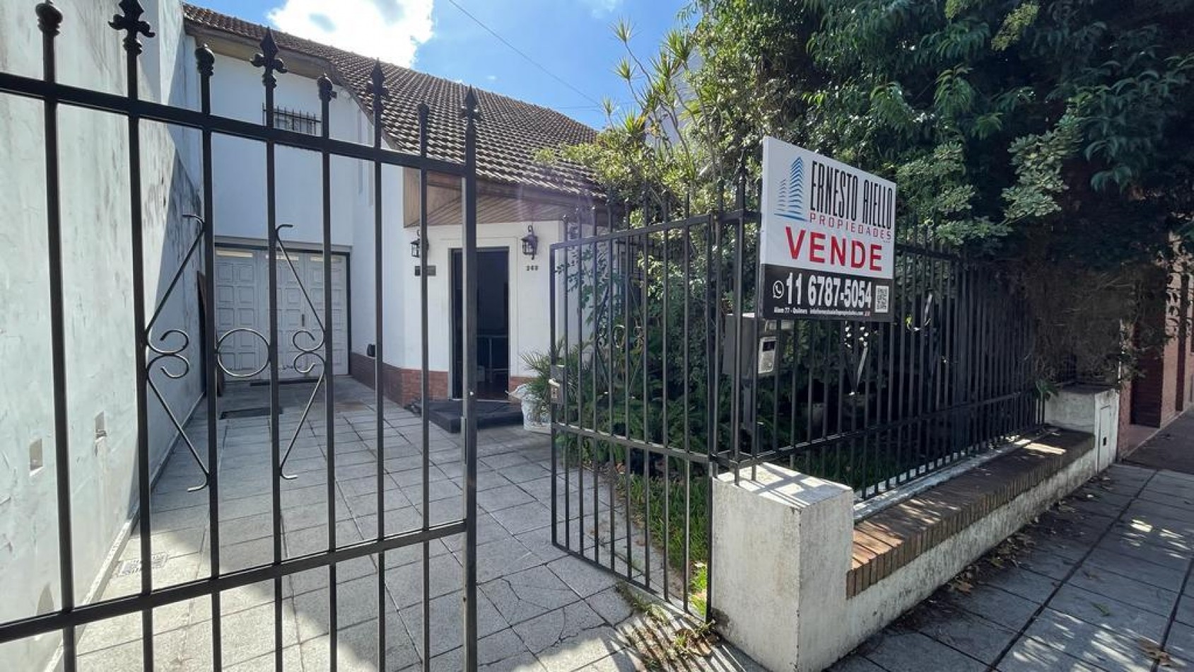 VENTA CASA 4 AMBIENTES CON QUINCHO, PILETA Y GARAGE, QUILMES OESTE CENTRO.