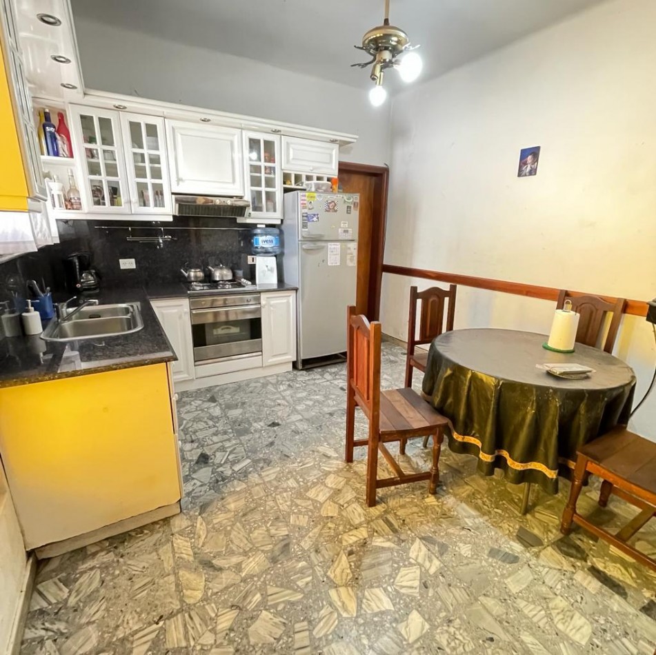 VENTA CASA 4 AMBIENTES CON QUINCHO, PILETA Y GARAGE, QUILMES OESTE CENTRO.