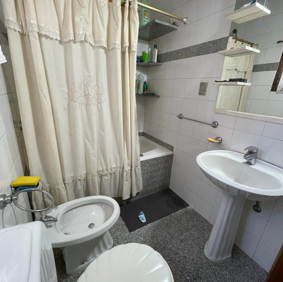 VENTA CASA 4 AMBIENTES CON QUINCHO, PILETA Y GARAGE, QUILMES OESTE CENTRO.