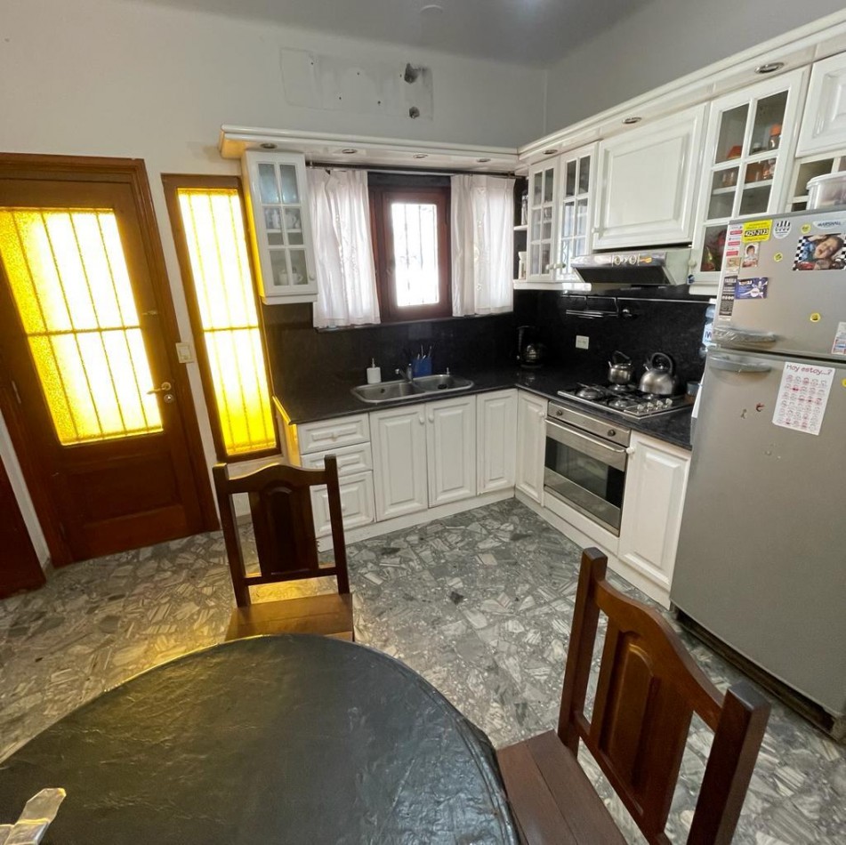 VENTA CASA 4 AMBIENTES CON QUINCHO, PILETA Y GARAGE, QUILMES OESTE CENTRO.