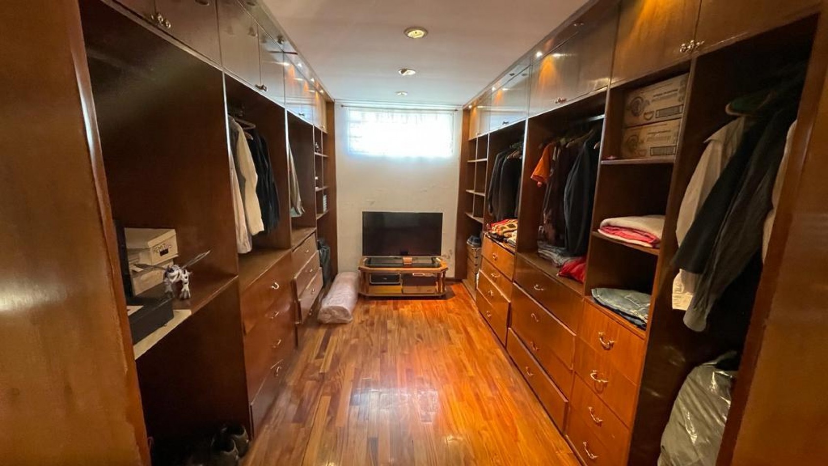 VENTA CASA 4 AMBIENTES CON QUINCHO, PILETA Y GARAGE, QUILMES OESTE CENTRO.