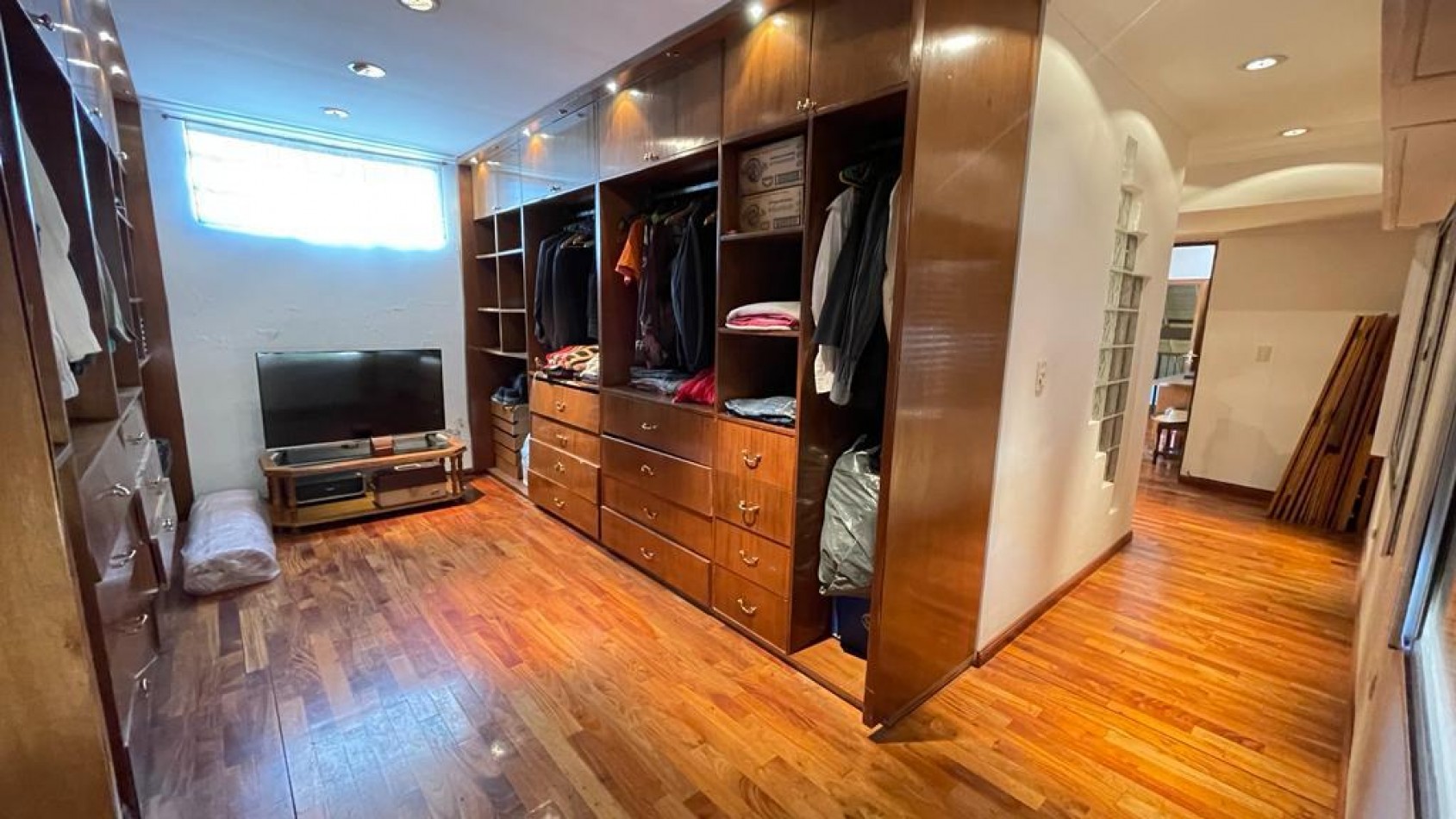 VENTA CASA 4 AMBIENTES CON QUINCHO, PILETA Y GARAGE, QUILMES OESTE CENTRO.