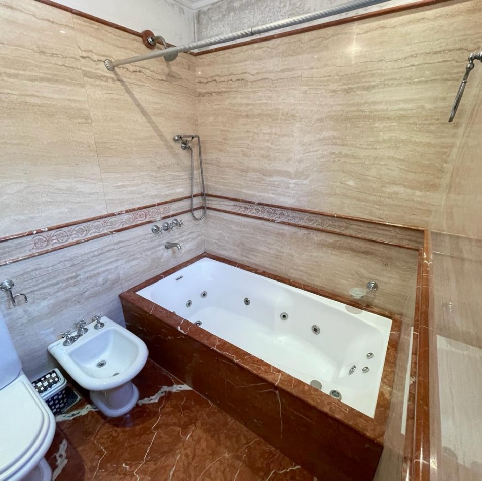 VENTA CASA 4 AMBIENTES CON QUINCHO, PILETA Y GARAGE, QUILMES OESTE CENTRO.