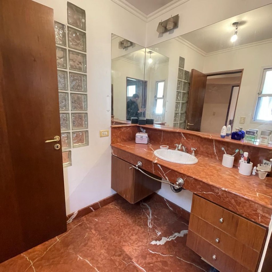 VENTA CASA 4 AMBIENTES CON QUINCHO, PILETA Y GARAGE, QUILMES OESTE CENTRO.