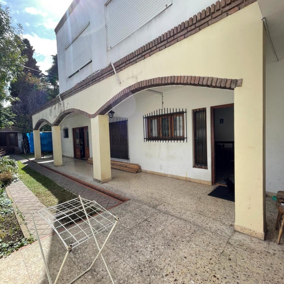 VENTA CASA 4 AMBIENTES CON QUINCHO, PILETA Y GARAGE, QUILMES OESTE CENTRO.