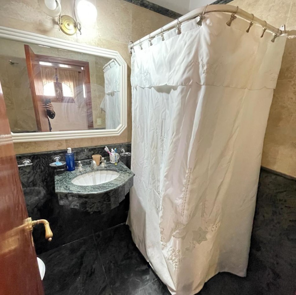 VENTA CASA 4 AMBIENTES CON QUINCHO, PILETA Y GARAGE, QUILMES OESTE CENTRO.