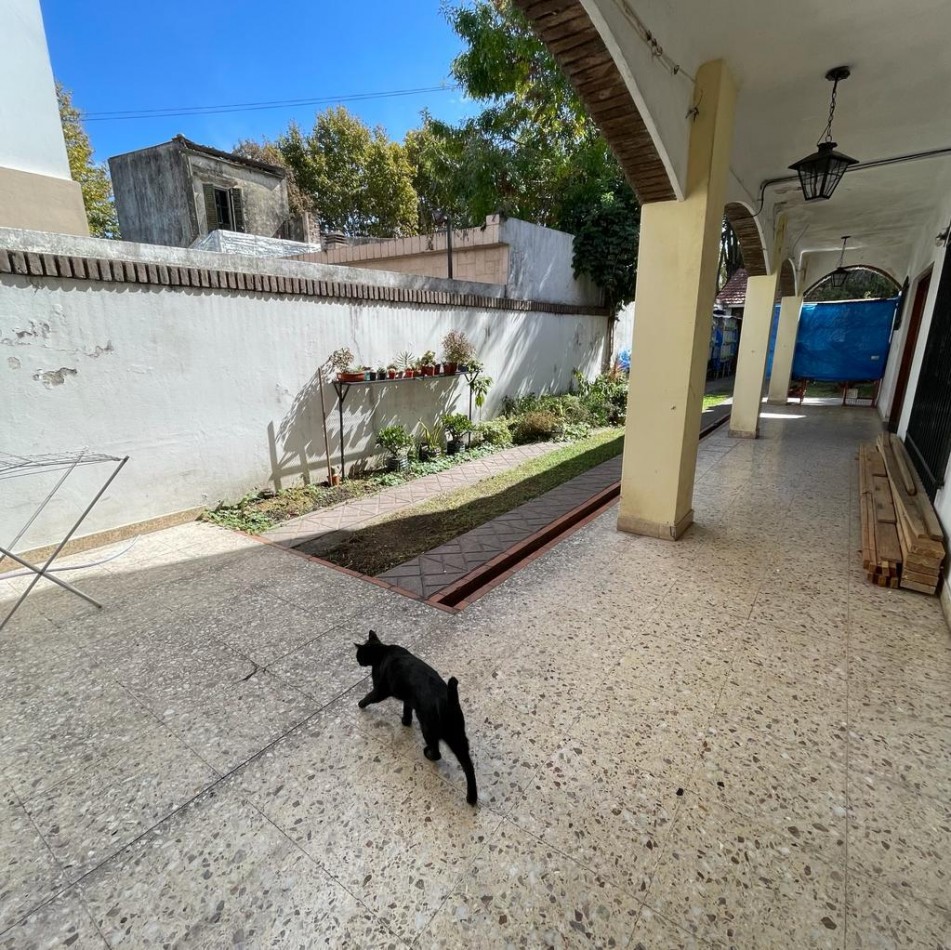 VENTA CASA 4 AMBIENTES CON QUINCHO, PILETA Y GARAGE, QUILMES OESTE CENTRO.