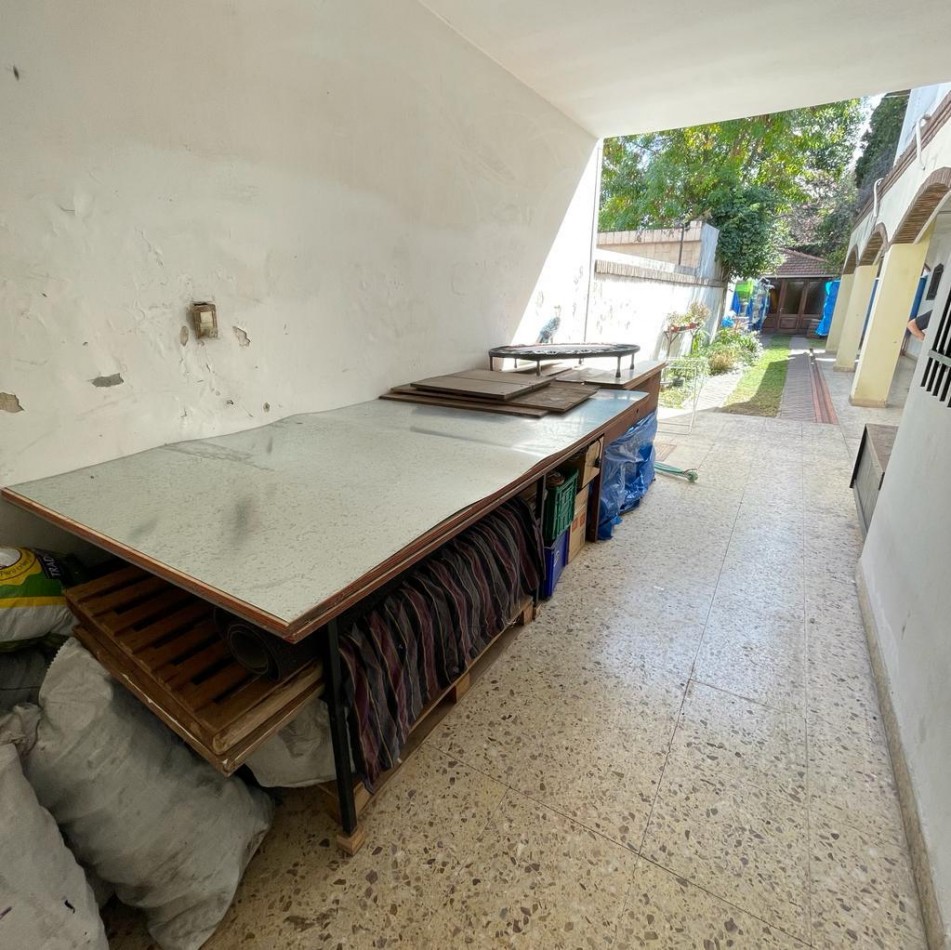 VENTA CASA 4 AMBIENTES CON QUINCHO, PILETA Y GARAGE, QUILMES OESTE CENTRO.