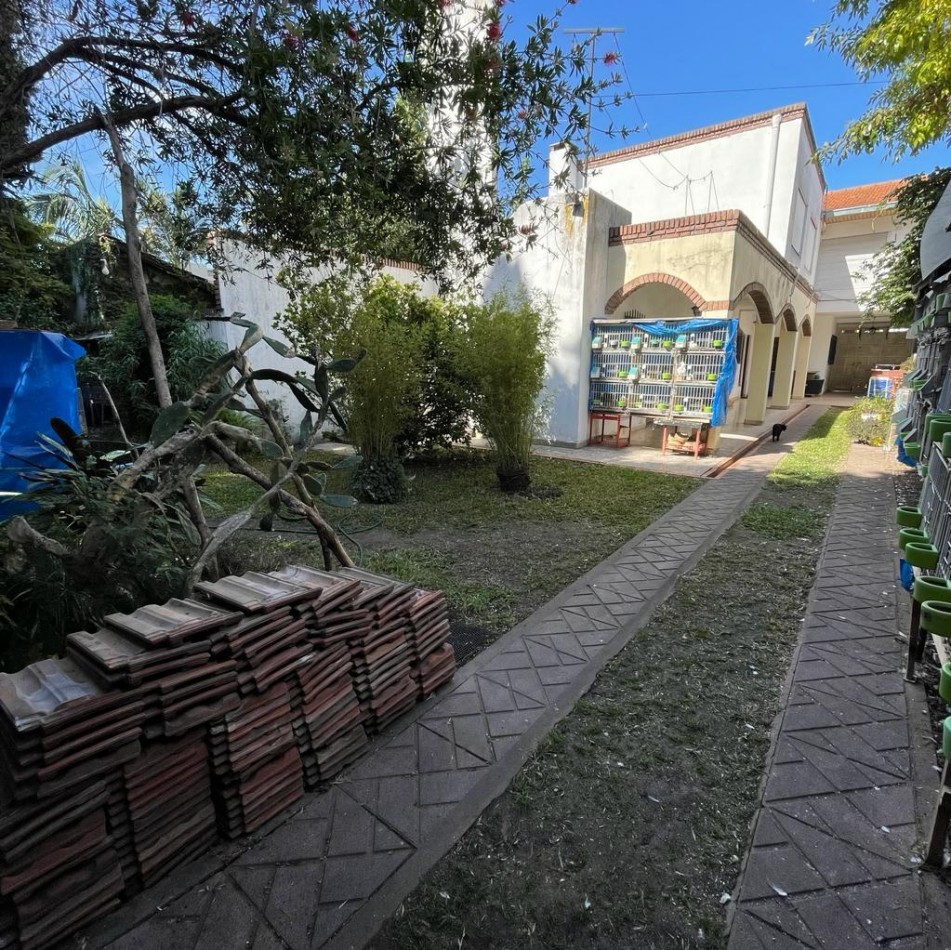 VENTA CASA 4 AMBIENTES CON QUINCHO, PILETA Y GARAGE, QUILMES OESTE CENTRO.