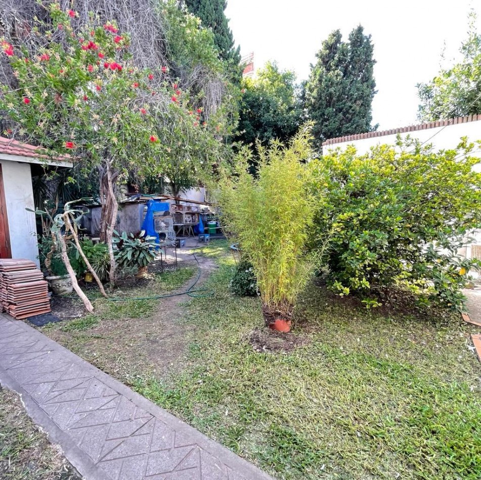 VENTA CASA 4 AMBIENTES CON QUINCHO, PILETA Y GARAGE, QUILMES OESTE CENTRO.