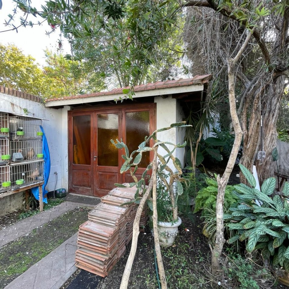 VENTA CASA 4 AMBIENTES CON QUINCHO, PILETA Y GARAGE, QUILMES OESTE CENTRO.