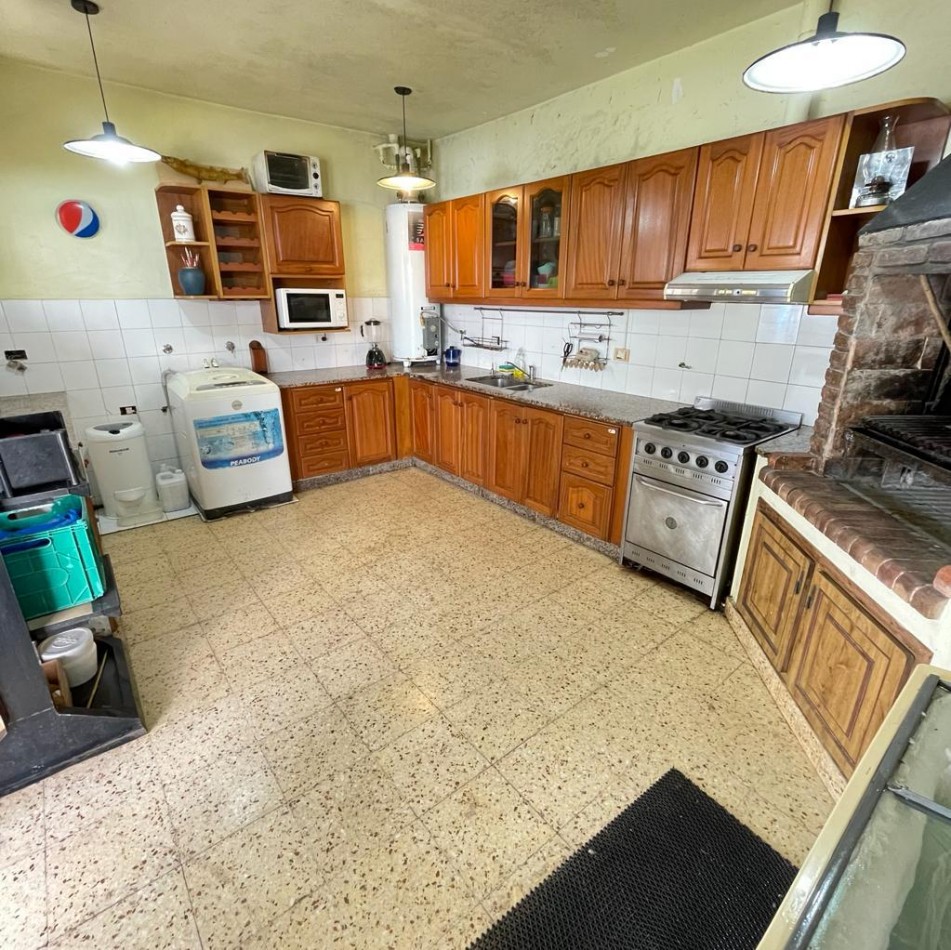 VENTA CASA 4 AMBIENTES CON QUINCHO, PILETA Y GARAGE, QUILMES OESTE CENTRO.