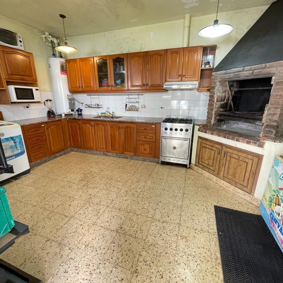 VENTA CASA 4 AMBIENTES CON QUINCHO, PILETA Y GARAGE, QUILMES OESTE CENTRO.