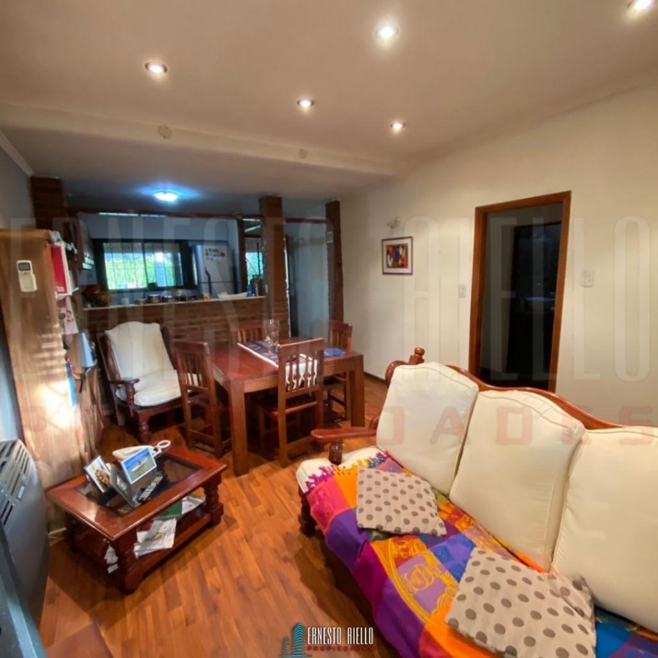 VENTA CASA DE 3 AMBIENTES CON COCHERA, GALERIA Y PARQUE EN EZPELETA ESTE