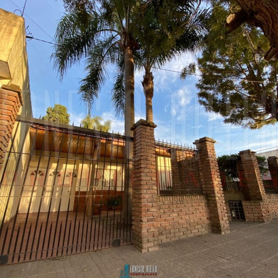 VENTA CASA DE 3 AMBIENTES CON COCHERA, GALERIA Y PARQUE EN EZPELETA ESTE