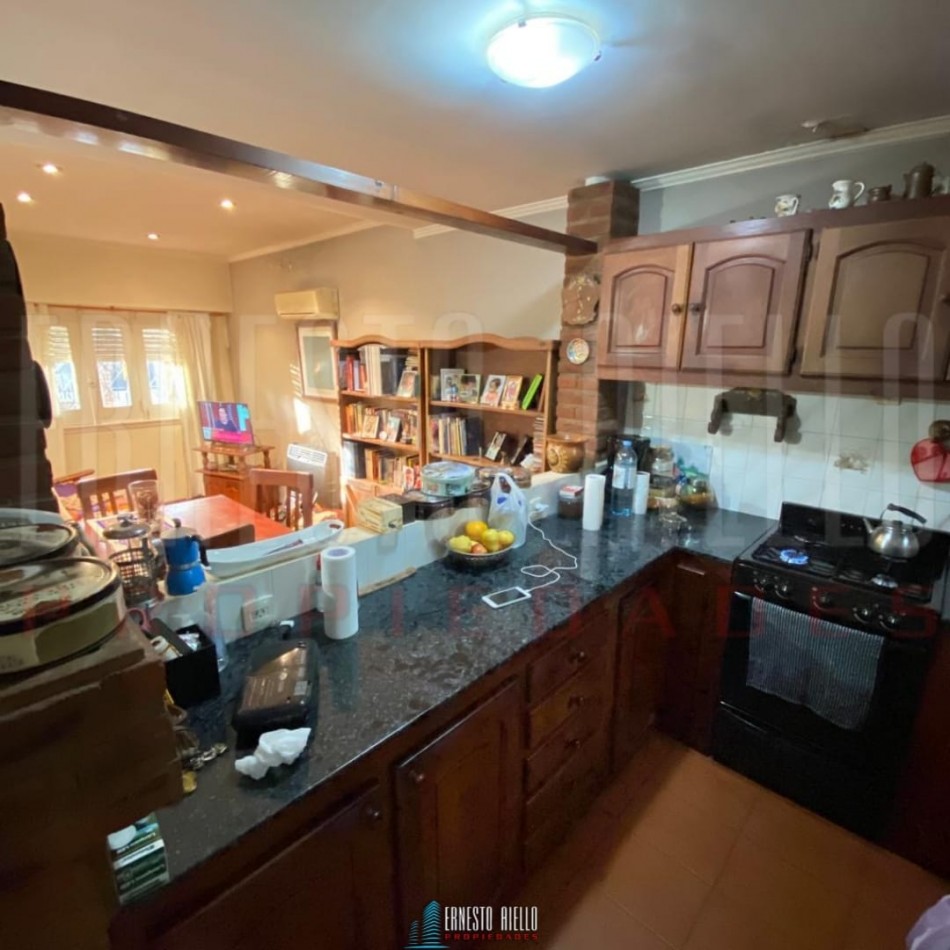 VENTA CASA DE 3 AMBIENTES CON COCHERA, GALERIA Y PARQUE EN EZPELETA ESTE