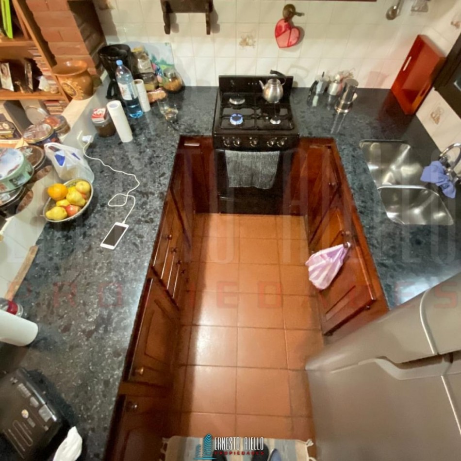 VENTA CASA DE 3 AMBIENTES CON COCHERA, GALERIA Y PARQUE EN EZPELETA ESTE