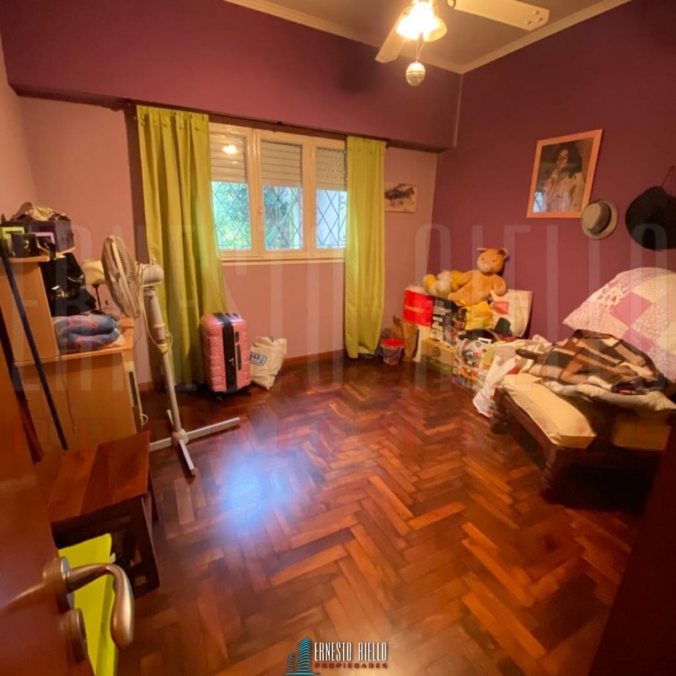 VENTA CASA DE 3 AMBIENTES CON COCHERA, GALERIA Y PARQUE EN EZPELETA ESTE