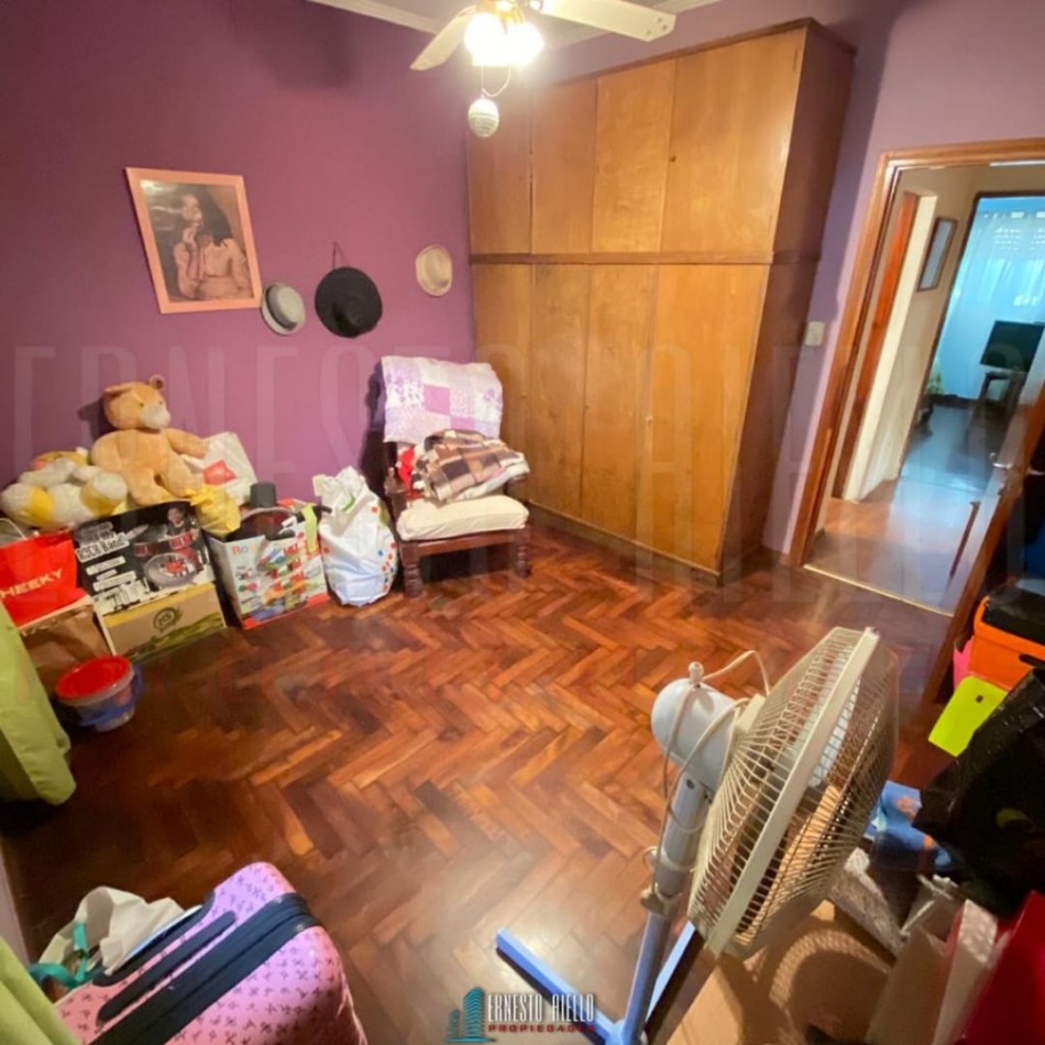 VENTA CASA DE 3 AMBIENTES CON COCHERA, GALERIA Y PARQUE EN EZPELETA ESTE