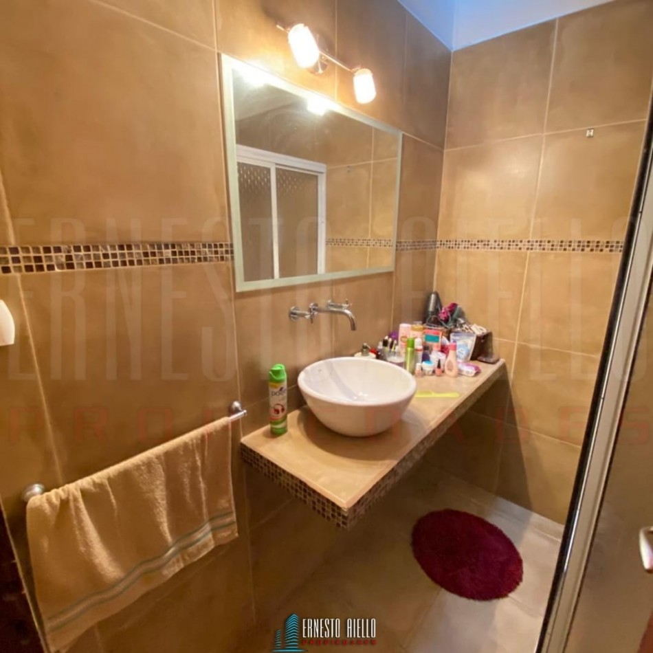 VENTA CASA DE 3 AMBIENTES CON COCHERA, GALERIA Y PARQUE EN EZPELETA ESTE