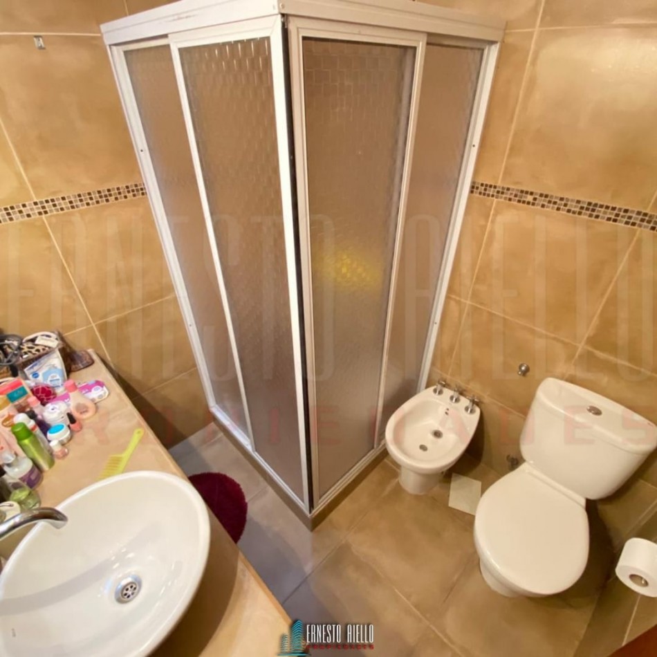 VENTA CASA DE 3 AMBIENTES CON COCHERA, GALERIA Y PARQUE EN EZPELETA ESTE