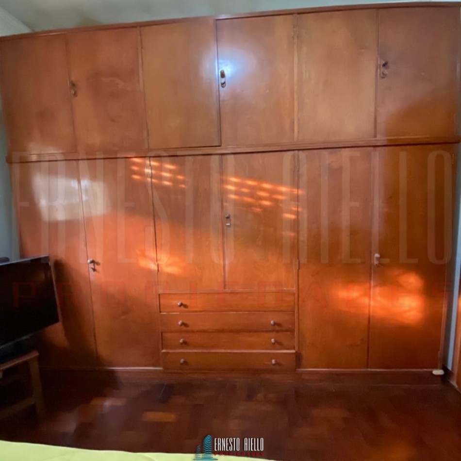 VENTA CASA DE 3 AMBIENTES CON COCHERA, GALERIA Y PARQUE EN EZPELETA ESTE