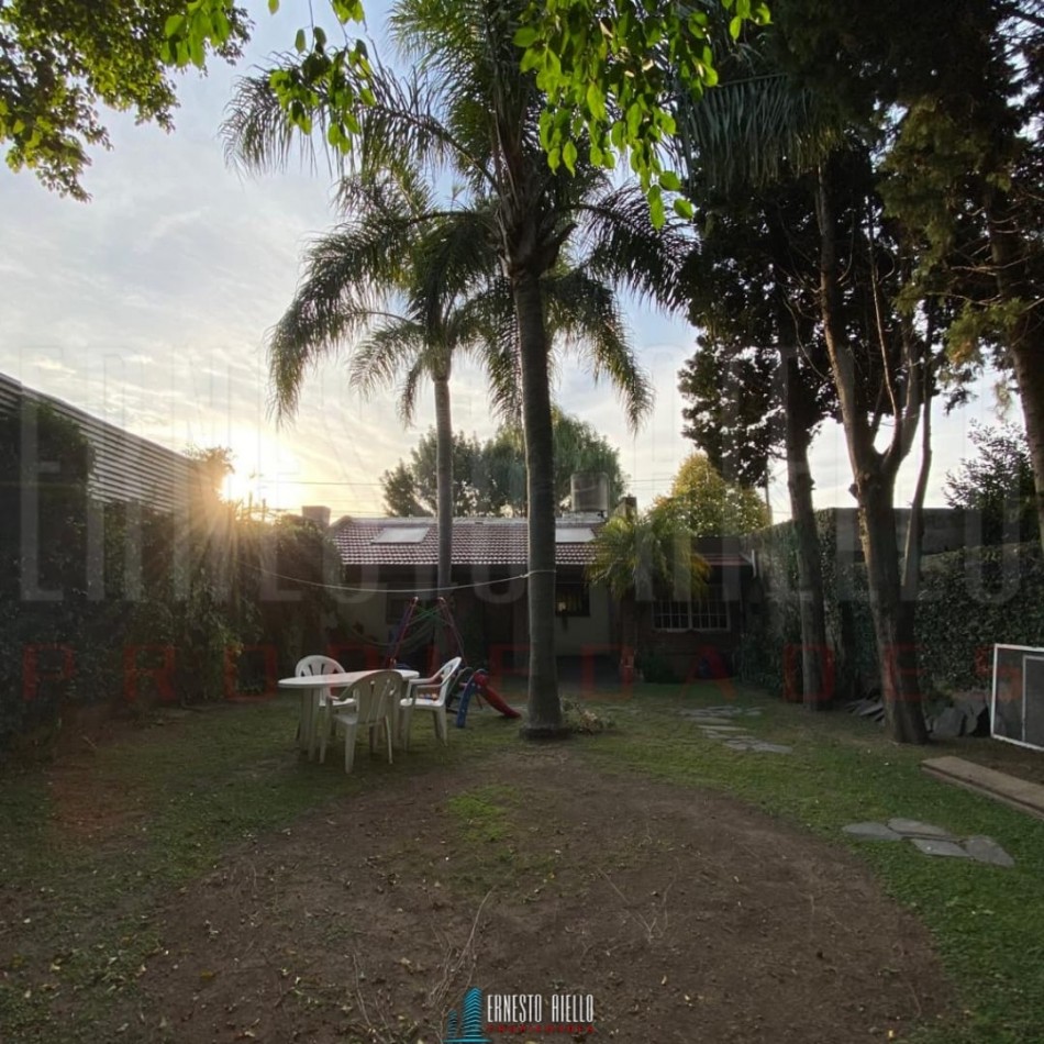 VENTA CASA DE 3 AMBIENTES CON COCHERA, GALERIA Y PARQUE EN EZPELETA ESTE