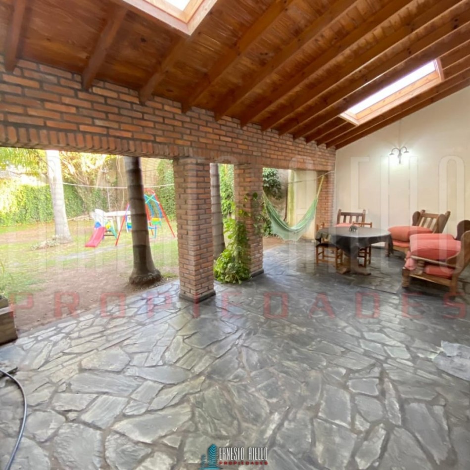 VENTA CASA DE 3 AMBIENTES CON COCHERA, GALERIA Y PARQUE EN EZPELETA ESTE