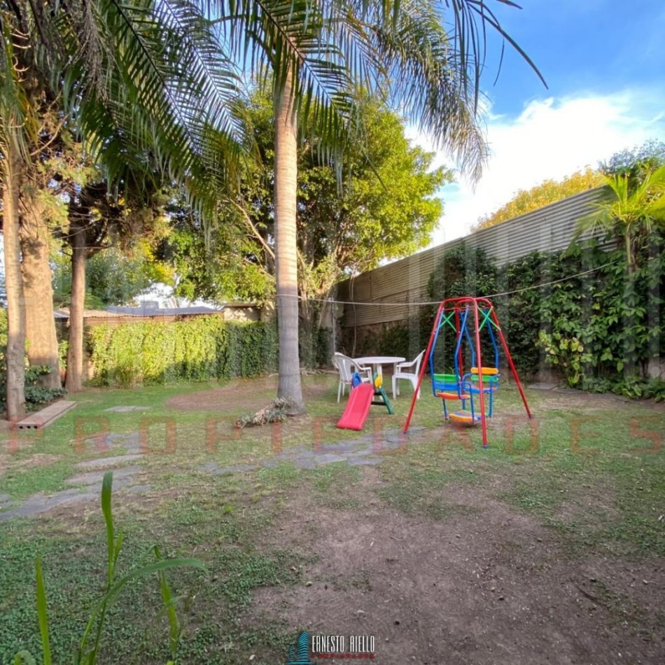 VENTA CASA DE 3 AMBIENTES CON COCHERA, GALERIA Y PARQUE EN EZPELETA ESTE