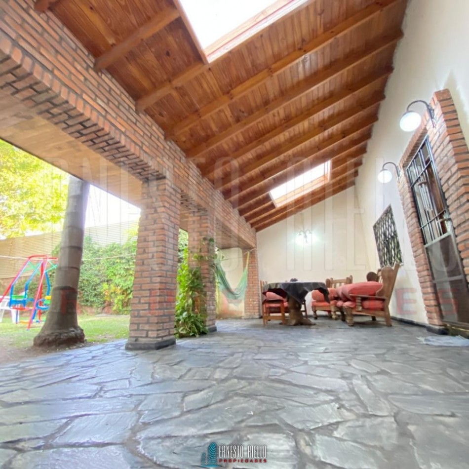 VENTA CASA DE 3 AMBIENTES CON COCHERA, GALERIA Y PARQUE EN EZPELETA ESTE